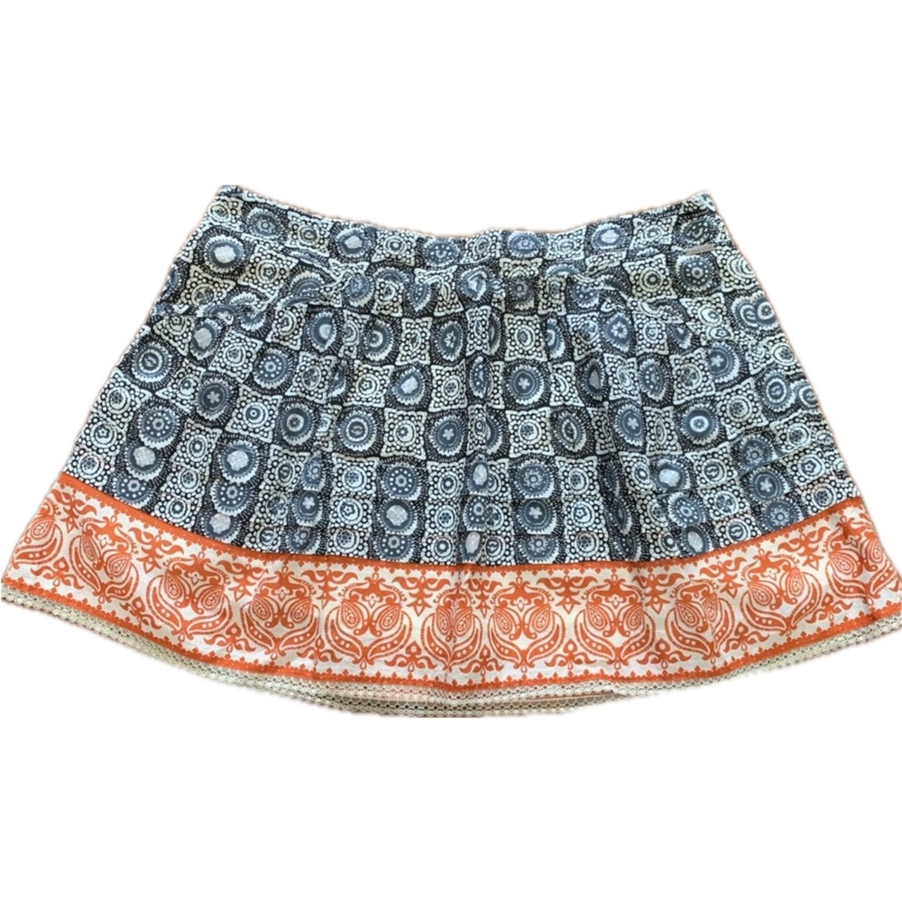 Billabong gray patterned miniskirt.